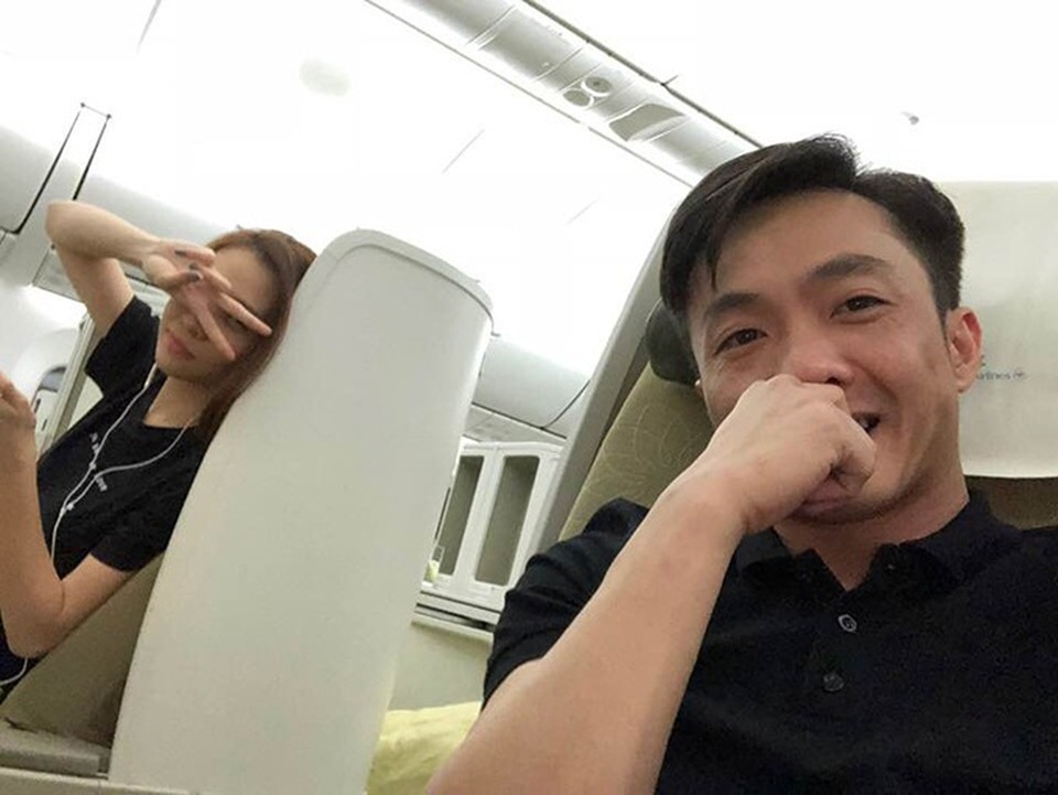 Trường Giang - Nhã Phương tái hợp; loạt sao Việt khoe ảnh vợ chồng ngọt ngào - 7 Cường Đôla lần đầu tiên đăng ảnh chụp chung với bạn gái mới Đàm Thu Trang. Anh viết: Lets go khi cùng cô ngồi trên khoang thương gia của một chuyến bay.