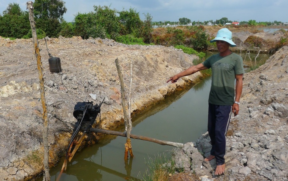 
Độ mặn giảm, người dân đã chuẩn bị máy bơm sẵn để bơm nước ngọt vào ruộng cứu lúa.
