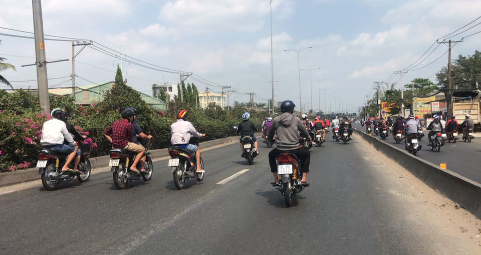 Hàng chục “quái xế” dàn hàng trên quốc lộ so kè tốc độ - 3 Hàng chục “quái xế” dàn hàng trên quốc lộ so kè tốc độ - 3