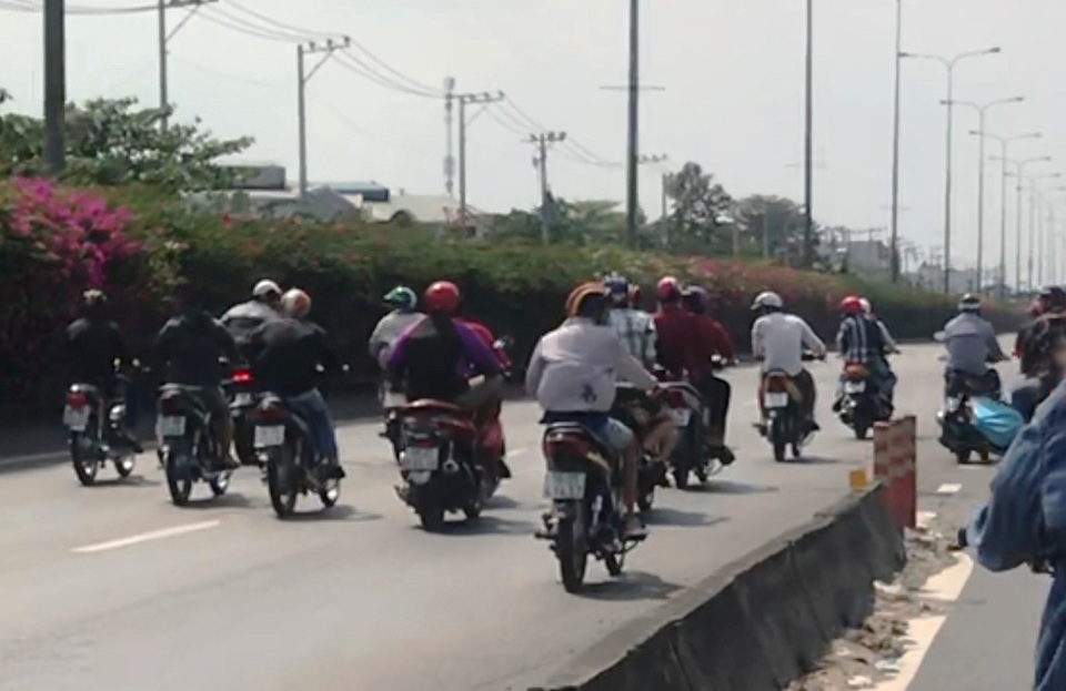 Hàng chục “quái xế” dàn hàng trên quốc lộ so kè tốc độ - 2 Hàng chục “quái xế” dàn hàng trên quốc lộ so kè tốc độ - 2