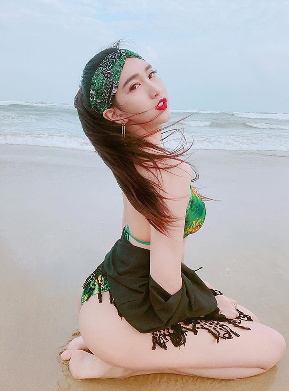 Hai nữ sinh gợi cảm khiến dân mạng "bần thần" mỗi lần đăng ảnh - 3
Gương mặt xinh và thân hình bốc lửa không kém các mỹ nữ showbiz.