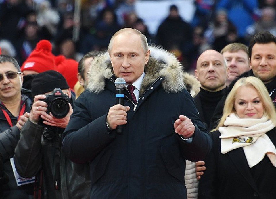 Những phát ngôn thể hiện "tinh thần thép" của Tổng thống Putin - 2 Ông Putin trong một buổi tiếp xúc cử tri (Ảnh: Sputnik)
