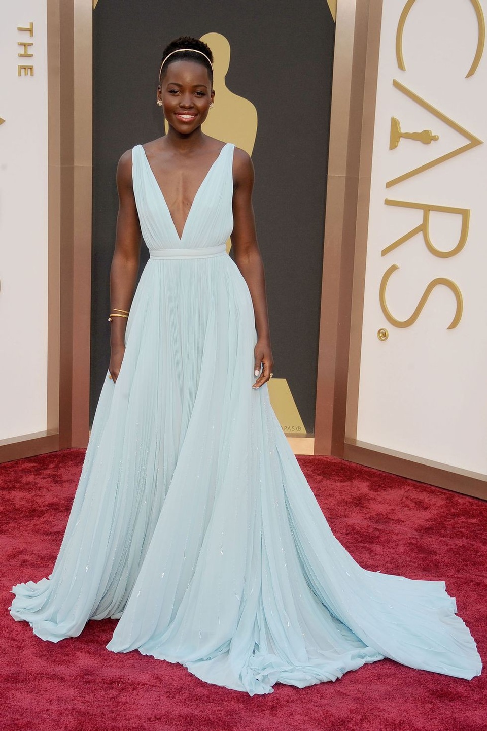 Những bộ váy đẹp nhất trong lịch sử Oscar - 5
Lupita Nyongo trong bộ váy của Prada tại lễ trao giải Oscar năm 2014