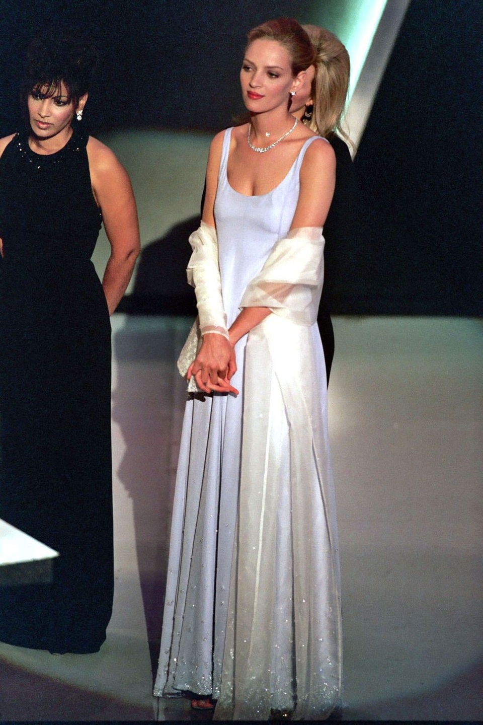 Những bộ váy đẹp nhất trong lịch sử Oscar - 22 Uma Thurman trong bộ váy của Prada tại lễ trao giải Oscar năm 1995