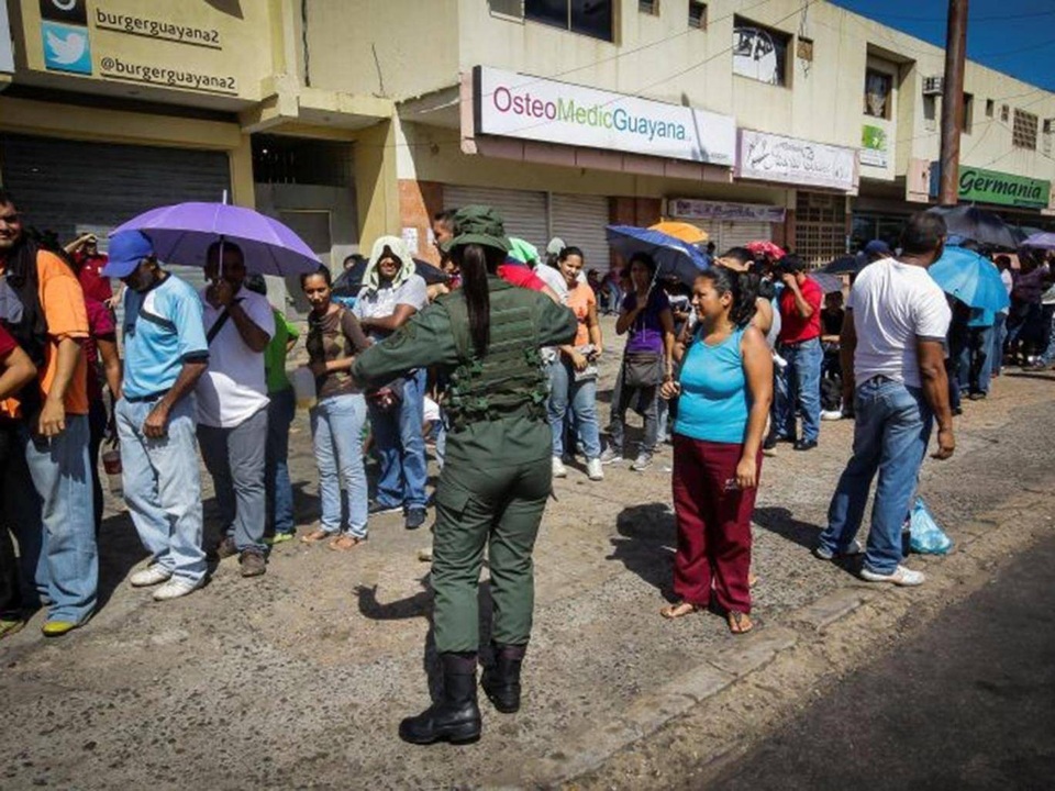 Cuộc di dân khổng lồ trốn chạy nạn đói của người Venezuela - 3 Người dân Venezuela xếp hàng mua nhu yếu phẩm. (Ảnh: Reuters)