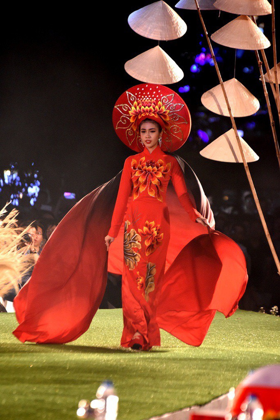 Tà áo dài phối với tấm khăn choàng