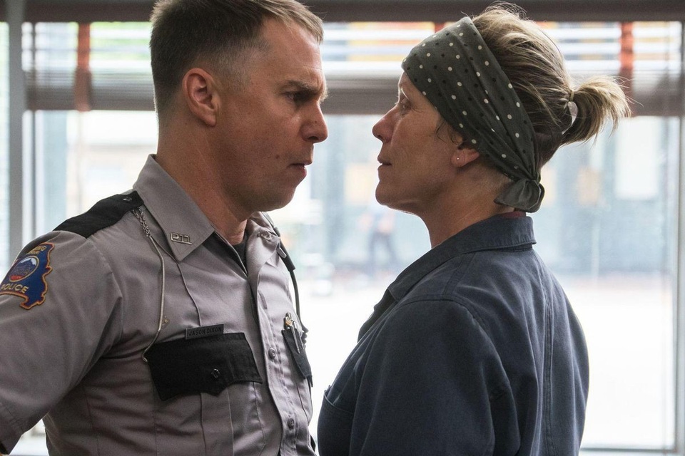 Người đẹp dập dìu khoe dáng trên thảm đỏ Oscar - 64
Sam Rockwell trong phim Three Billboards Outside Ebbing, Missouri