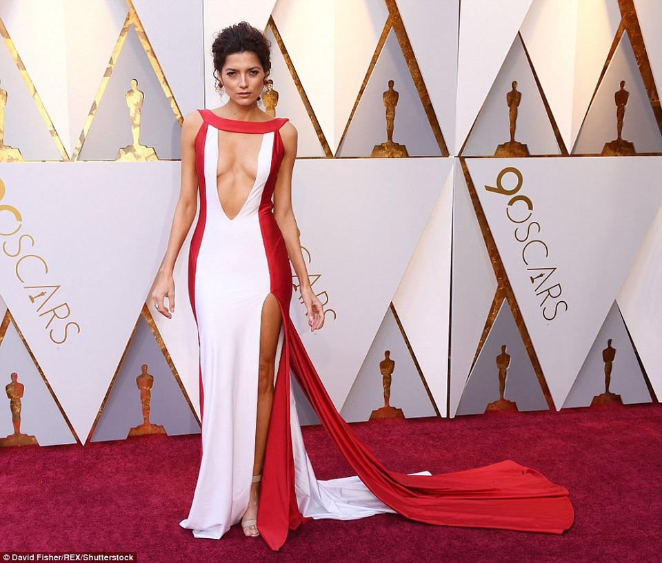 Người đẹp dập dìu khoe dáng trên thảm đỏ Oscar - 40
Blanca Blanco vẫn hở táo bạo như thường lệ