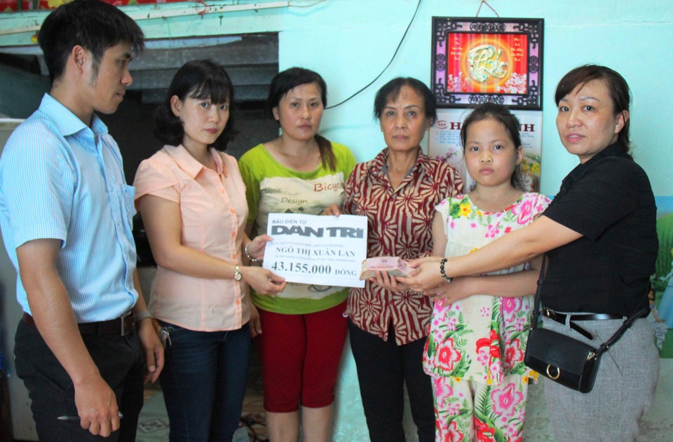 Trao hơn 43 triệu đồng đến cháu bé mồ côi cha bị tiểu đường bẩm sinh - 1 Đại diện chính quyền địa phương phường Trần Hưng Đạo trao số tiền hơn 43 triệu đồng do bạn đọc báo Dân trí ủng hộ cháu Linh chữa bệnh.