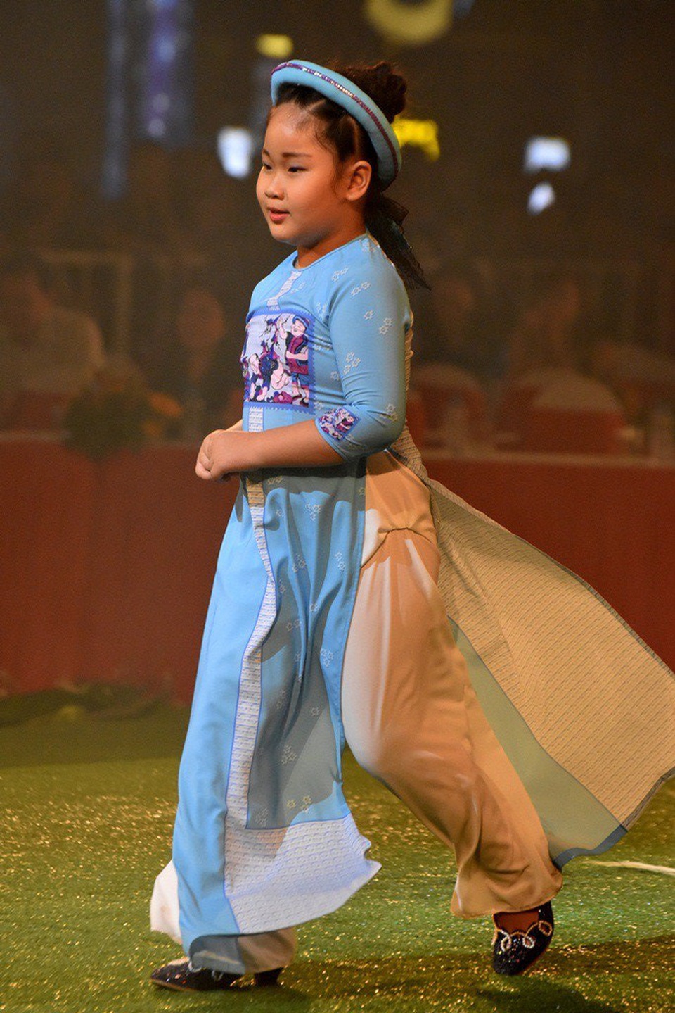 Bất ngờ xuất hiện dàn mẫu “nhí”