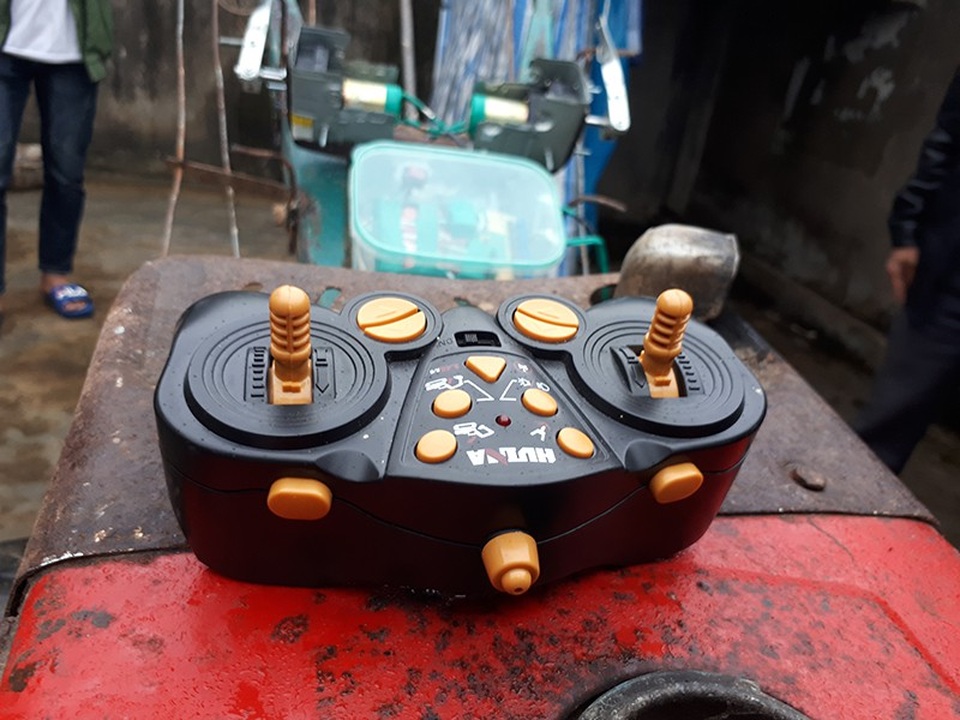 Không nản chí, Đạt tiếp tục mày mò, hiệu chỉnh, lắp ráp các chi tiết máy ăn khớp với nhau hơn. Sau nhiều lần điều chỉnh, chiếc máy đã có thể cày được trên ruộng mà không cần có người theo sau.