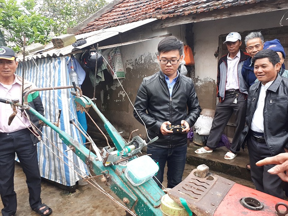 Hay tin, rất nhiều người dân địa phương đã đến tìm hiểu và đặt mua bộ điều khiển lắp đặt cho máy cày của mình. Đạt dự định sẽ liên kết với một công ty để sản xuất đồng loạt bộ điều khiển, giúp người nông dân bớt phần vất vả trong việc đồng áng.