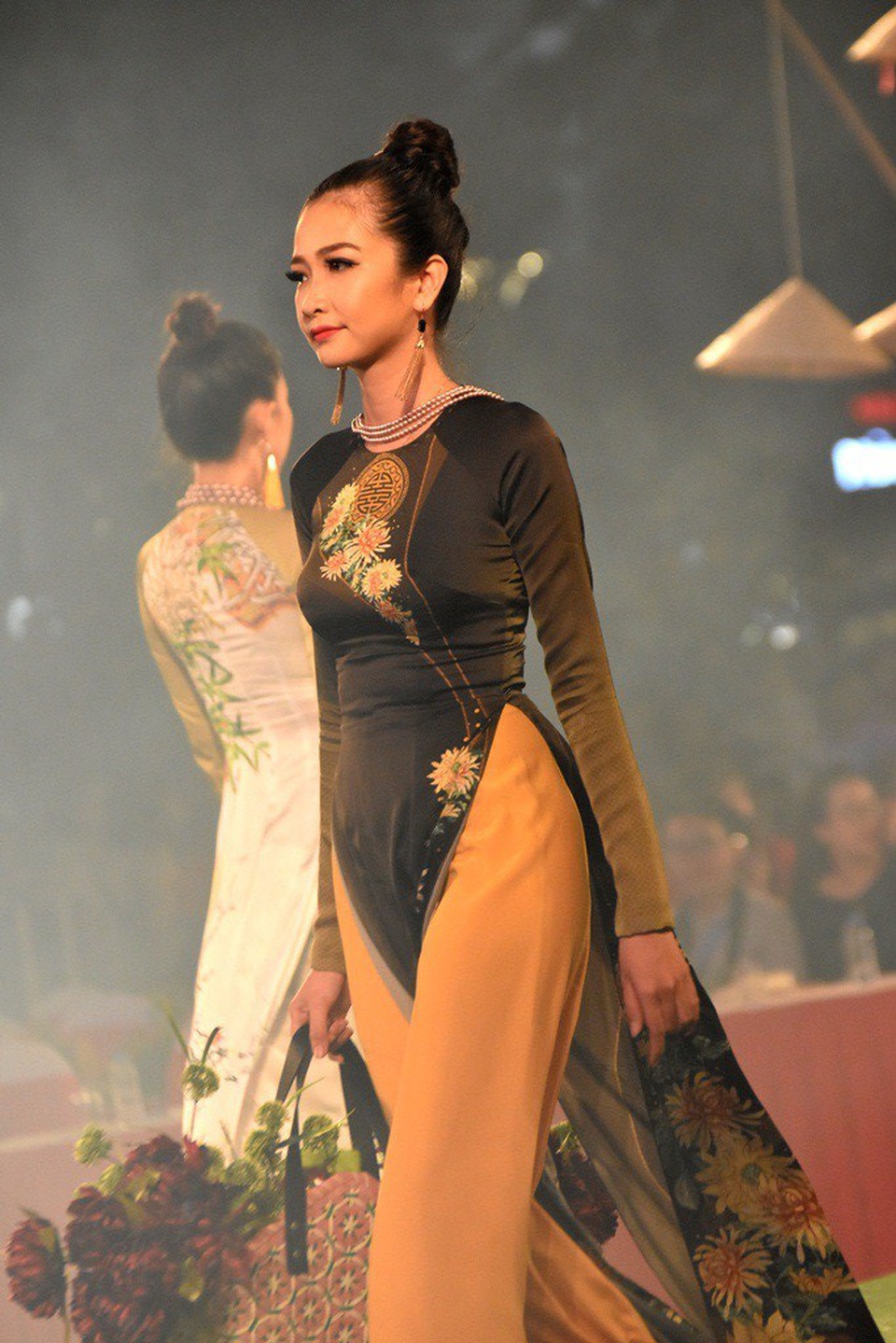 Những mẫu thiết kế đơn giản khán giả có thể tự đi đặt may