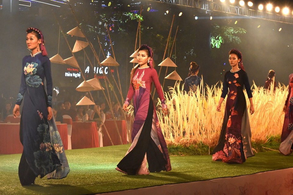 Tuy không trầm trồ như những thiết kế mang tính cách điệu gây ấn tượng nhưng khán giả phái đẹp rất quan tâm đến những mẫu có thể mặc thường nhật như thế này