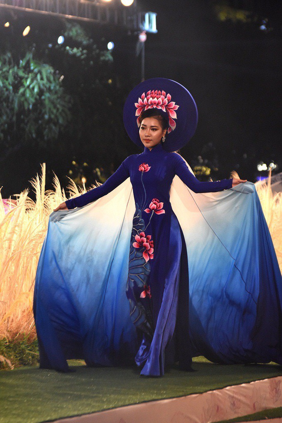 Ngược sáng, tấm khăn choàng làm cho tổng thể tà áo dài nổi bật