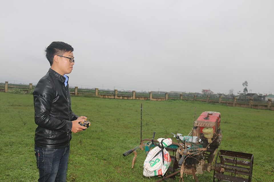 
Tuy nhiên, mãi đến cuối năm 2 học Đại học Kỹ thuật Y dược Đà Nẵng, trong một lần Đạt về nhà thăm gia đình, chứng kiến bố bị ốm nặng sau những ngày dầm mình dưới cái nắng ngày hè để đi theo máy cày, ý tưởng lâu nay của Đạt lại bùng cháy, thôi thúc Đạt phải làm bằng được.
