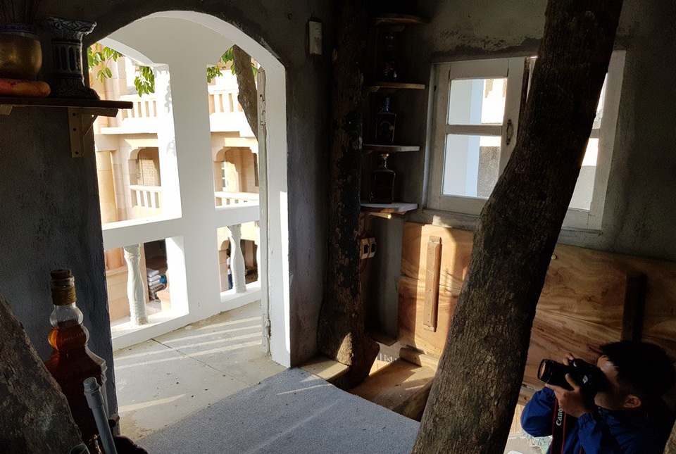 Độc đáo ngôi nhà "ngự" trên cây thị 100 tuổi, "chấp" cả bão cấp 12 - 7 Không gian cửa chính nhìn ra bên ngoài từ tầng 2 ngôi nhà