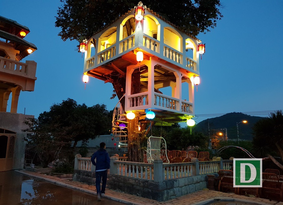 Độc đáo ngôi nhà "ngự" trên cây thị 100 tuổi, "chấp" cả bão cấp 12 - 10 Không ít người đã trầm trồ trước vẻ đẹp của ngôi nhà trên cây khi trời tối