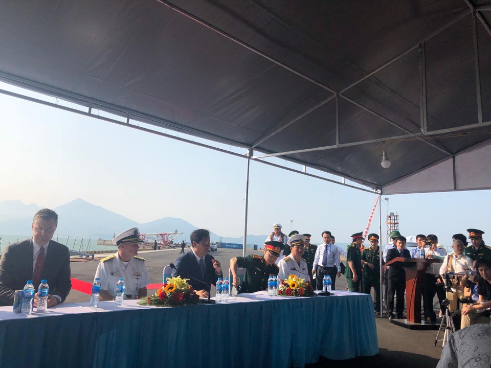 Tàu sân bay Mỹ thăm Việt Nam: Sự ủng hộ của Mỹ cho một Việt Nam vững mạnh và thịnh vượng! - 8
Cuộc họp báo ngắn ngay sau lễ đón tàu