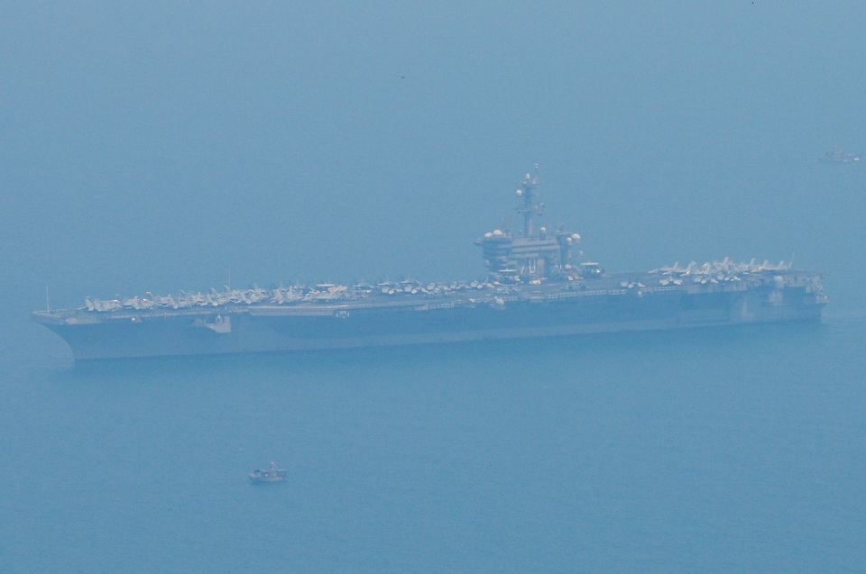 Tàu sân bay Mỹ đã vào vịnh Đà Nẵng - 9
Tàu sân bay USS Carl Vinson vào vịnh Đà Nẵng. (Ảnh: CTV)