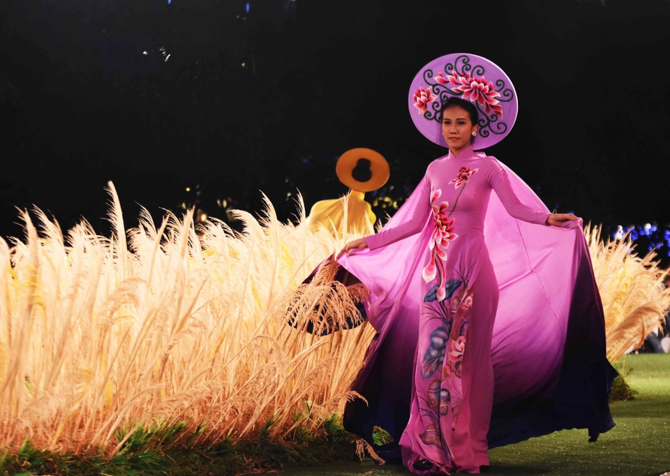 Hình ảnh hoa sen ẩn hiện trên nền áo tím