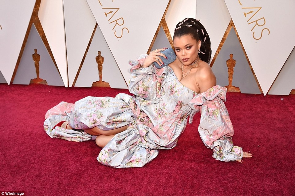 Người đẹp dập dìu khoe dáng trên thảm đỏ Oscar - 46
Andra Day