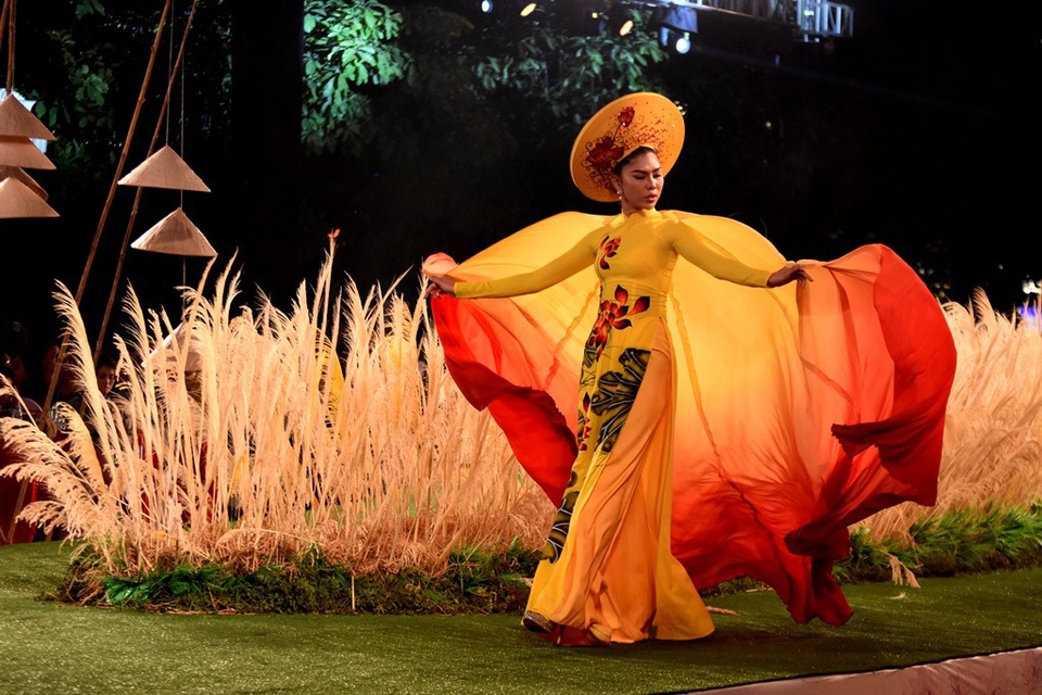 Tung bay trong sắc vàng hồng