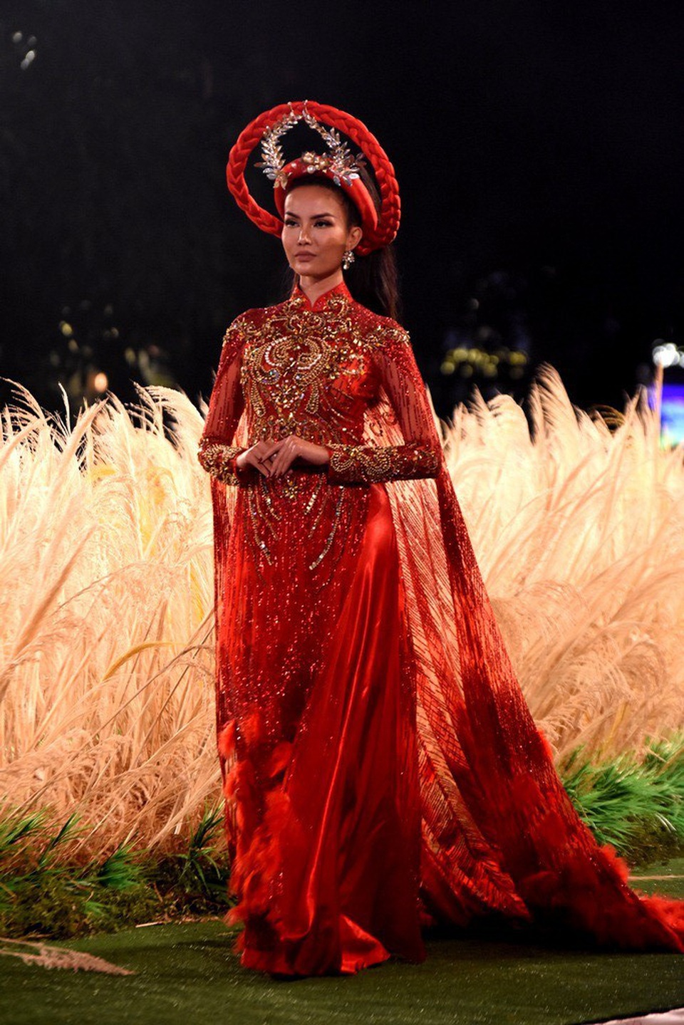 Chiếc mấn mang dáng dấp của một vương miện