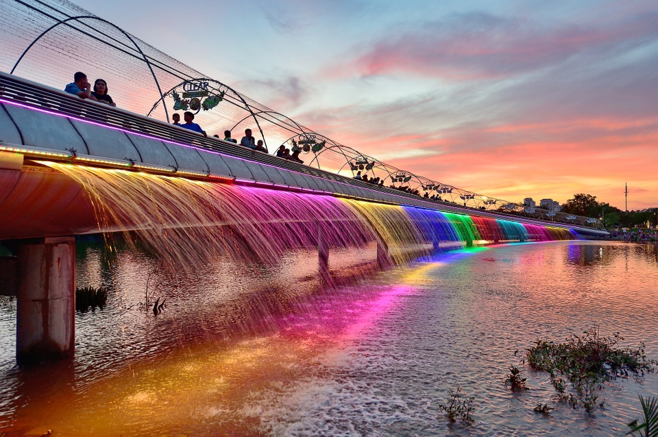 Những dịch vụ thương mại, tiện ích không chỉ tập trung ở nội khu Phú Mỹ Hưng Midtown, mà bao quanh công trình còn có hệ thống các trường học trong và ngoài nước, kết nối với khu Thương Mại Tài Chính Quốc Tế, Khu Hồ Bán Nguyệt sầm uất với hàng chục cao ốc sử dụng đa chức năng…