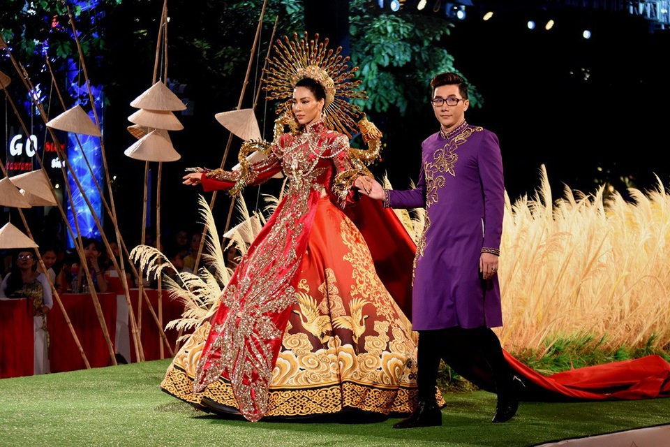 Mẫu thiết kế hiếm thấy khi kết hợp áo dài và váy có tùng