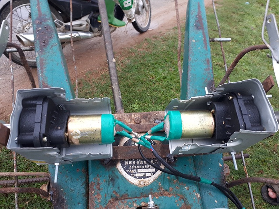 Sau nhiều lần chỉnh sửa, hiện chiếc máy hoạt động khá hiệu quả, công suất gần như chiếc máy cày bình thường. Không cần có người theo sau để lái, chỉ cần ngồi trên bờ ruộng cách xa đến 150m để điều khiển, máy hoạt động rất dễ dàng và thuận lợi cho người nông dân. Ngoài ra, chế độ điều khiển từ xa có thể làm máy dừng lại nếu trường hợp gặp trục trặc. Máy hoạt động với 2 chế độ, điều khiển bằng tay và điều khiển bằng bảng điều khiển tự động, có thể chuyển từ chế độ này qua chế độ khác bằng một thao tác đơn giản. Các thiết bị được gắn trên máy cày chống được nước, bùn và lắp đặt rất dễ dàng.