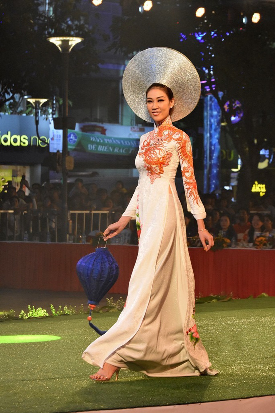 Một mẫu trong bộ sưu tập Ngũ Hành đi với đạo cụ là chiếc lồng đèn Hội An