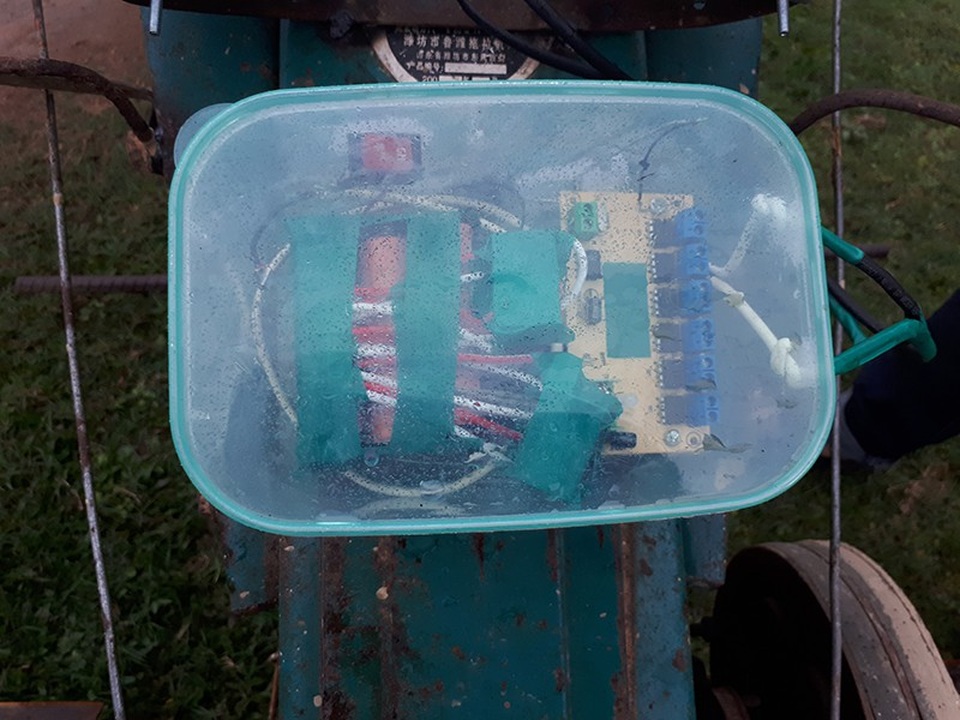 Đạt chia sẻ: “Đối với em, khó khăn nhất trong việc chế tạo bộ điều khiển này là vấn đề tài chính. Em phải tích góp từ số tiền bố mẹ gửi hàng tháng để mua những thiết bị phục vụ việc sáng chế. Để tìm được những thiết bị tương thích với máy cũng rất khó khăn, bởi những mặt hàng này không bán sẵn trên thị trường”.