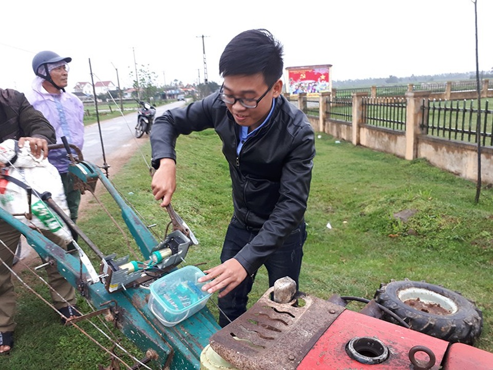Sau nửa năm vật lộn với đống linh kiện điện tử, Đạt mới chế tạo được bộ điều khiển đầu tiên. Thế nhưng, khi đem chạy thử thì chiếc máy hoạt động không được như mong muốn. Máy trục trặc kỹ thuật và khi xuống ruộng thực hành thì khác xa so với tính toán ban đầu của Đạt.