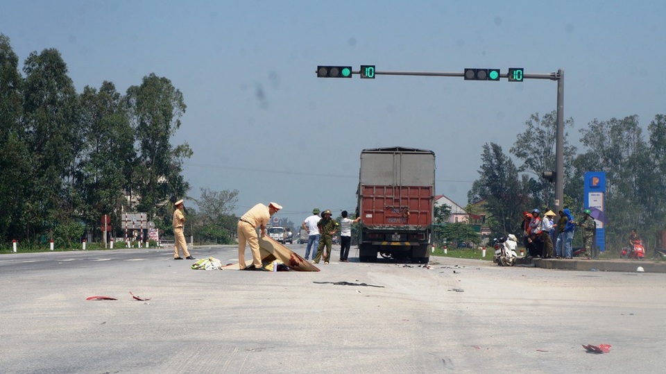 Bị xe tải kéo lê hàng chục mét, 2 nạn nhân di chuyển bằng xe máy thương vong - 1
Hiện trường vụ tai nạn.