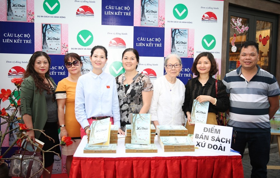 Xứ Đoài đã làm nên một mùa xuân tuyệt vời trên phố sách - 7
Vợ cố nhà văn Nguyễn Sơn Đỗng và các con trong ngày hội sách