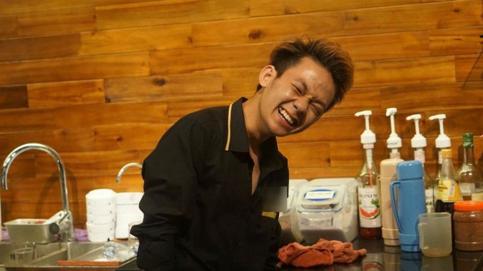 Nhân viên chạy bàn vừa nhảy nhót vừa phục vụ gây sốt mạng - 2