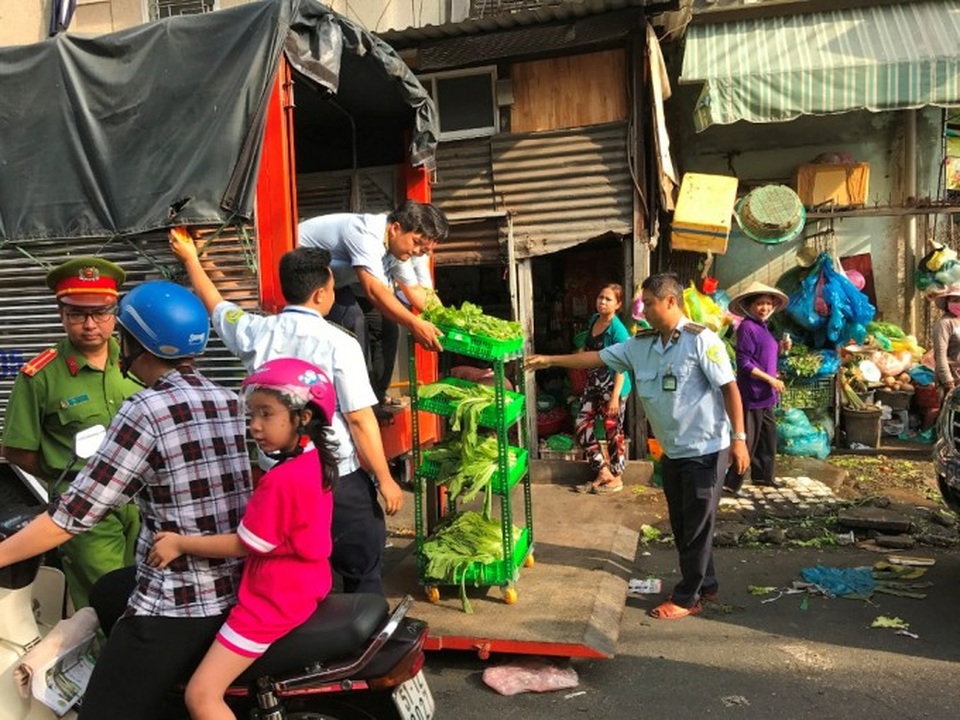 Khó dẹp vì nhiều người lấn chiếm vỉa hè có tiền, có lực, có quan hệ - 2 Lực lượng trật tự đô thị quận Bình Thạnh xử lý lấn chiếm vỉa hè xung quanh chợ Bà Chiểu
