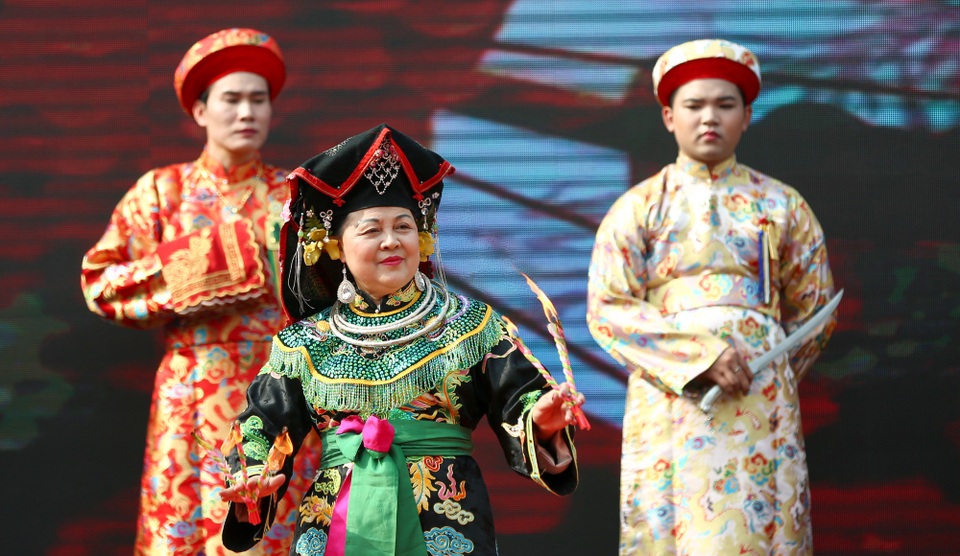 Trình diễn thực hành nghi thức hầu đồng trong khai hội Đền Cô - Lào Cai - 9 Trình diễn thực hành nghi thức hầu đồng trong khai hội Đền Cô - Lào Cai - 9