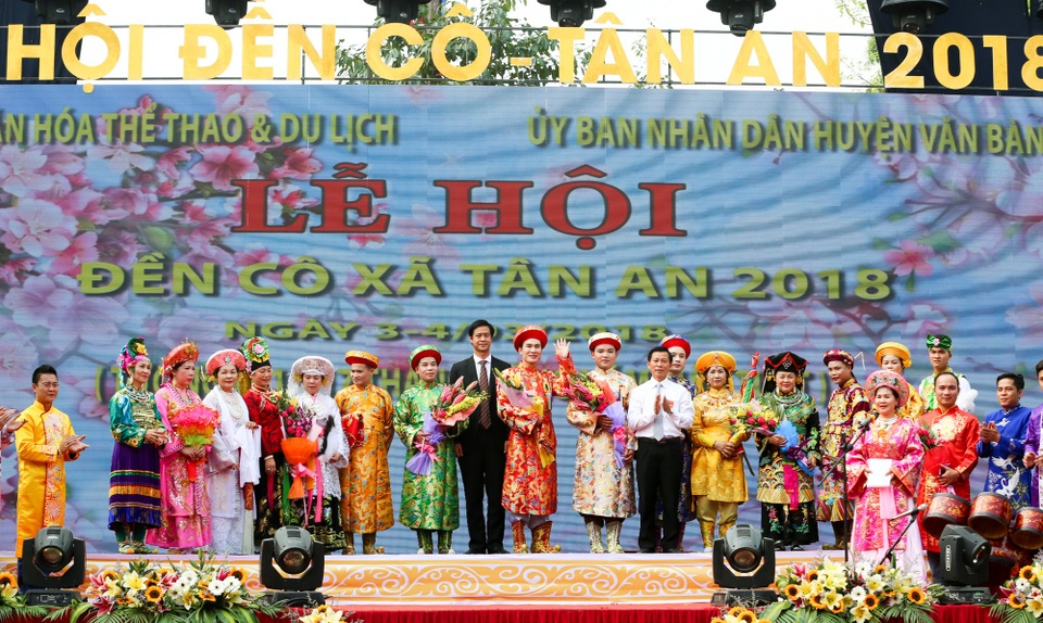 Trình diễn thực hành nghi thức hầu đồng trong khai hội Đền Cô - Lào Cai - 11 Trình diễn và giới thiệu về thực hành tín ngưỡng hầu đồng.