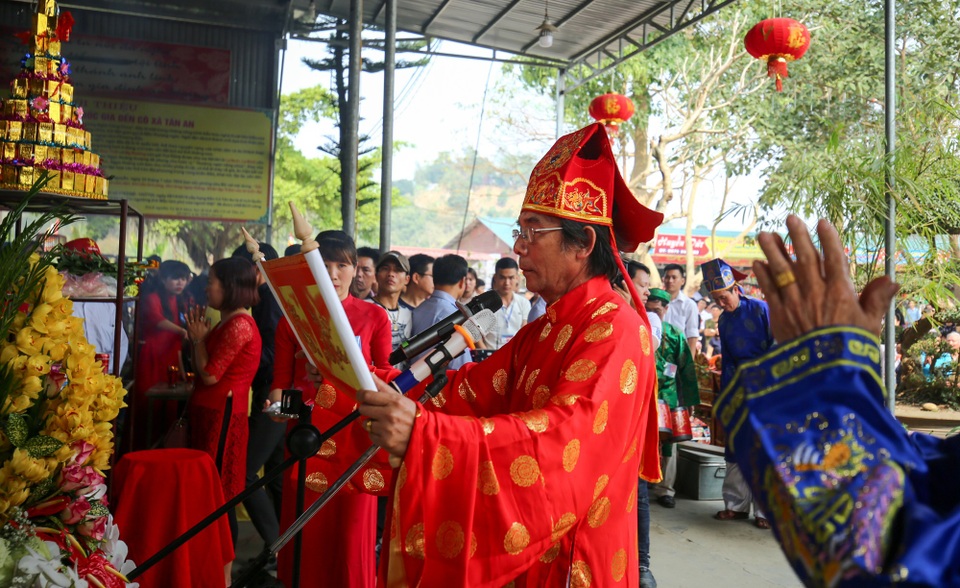 Trình diễn thực hành nghi thức hầu đồng trong khai hội Đền Cô - Lào Cai - 5 Ban khánh tiết thực hiện các nghi thức tế lễ.