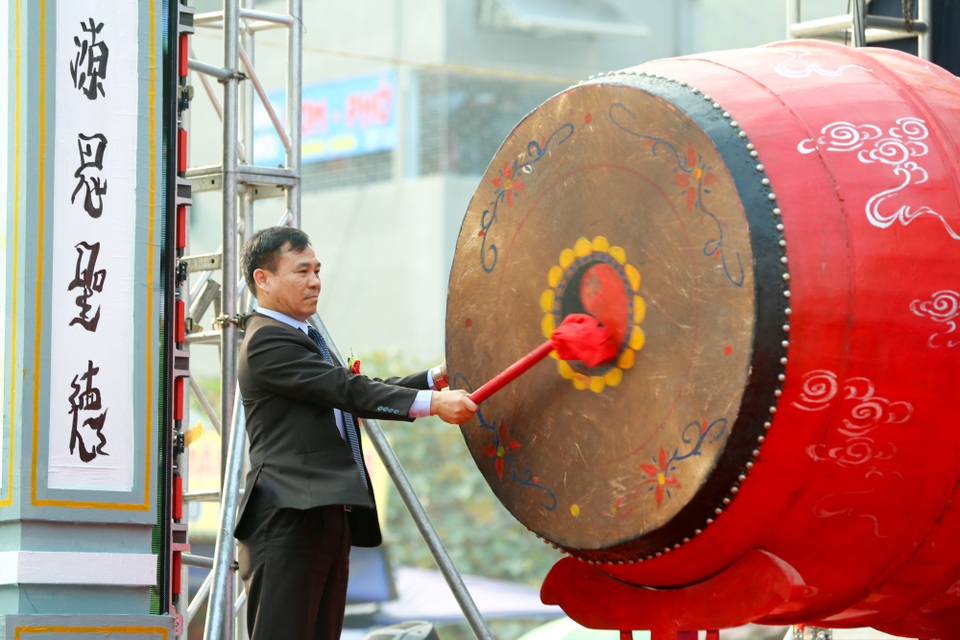 Trình diễn thực hành nghi thức hầu đồng trong khai hội Đền Cô - Lào Cai - 4 Đại diện BTC và lãnh đạo huyện Văn Bàn đánh trống khai hội.