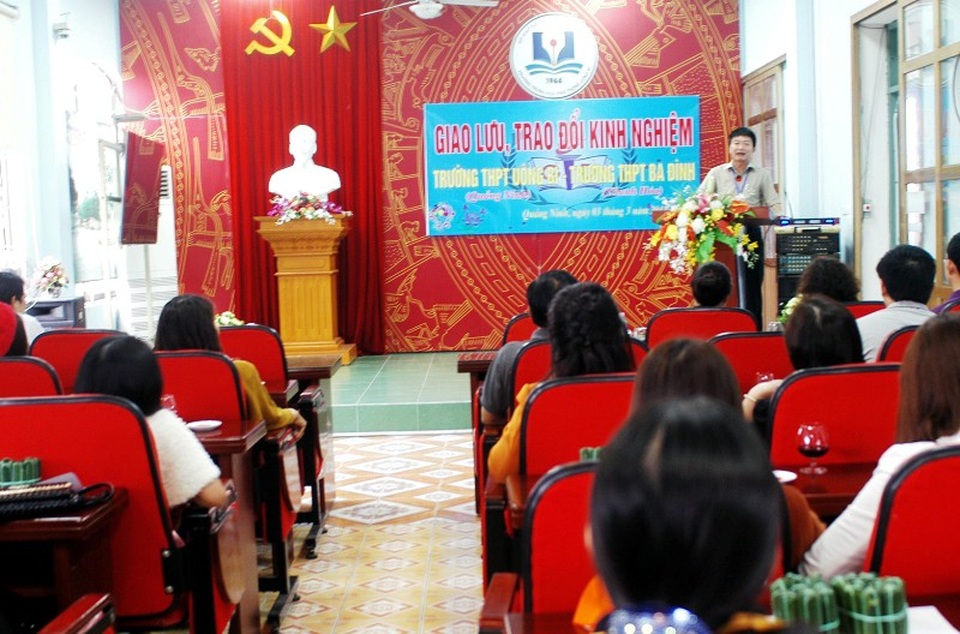 Trường cho học sinh nghỉ học đi giao lưu: Còn tùy tiện trong thực hiện giờ giấc làm việc - 2 Buổi giao lưu, trao đổi kinh nghiệm giữa 2 đơn vị (Ảnh do Trường THPT Ba Đình cung cấp)