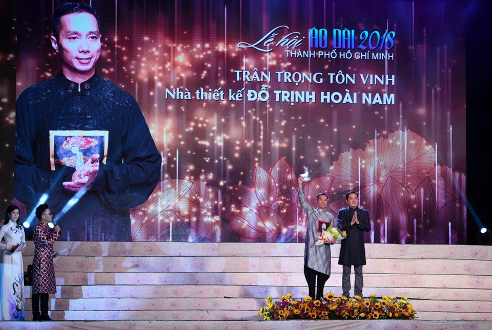 NTK Đỗ Trịnh Hoài Nam được bình chọn là nhà thiết kế áo dài của năm - 1 NTK Đỗ Trịnh Hoài Nam được bình chọn là nhà thiết kế áo dài của năm.