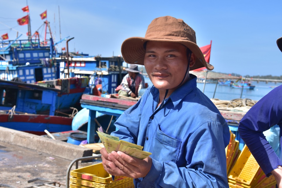 Quảng Ngãi: Sáng ra khơi, chiều về bán ruốc thu 40 - 50 triệu đồng - 3 Ra khơi từ sáng sớm đến khoảng 16h cùng ngày vào bờ bán ruốc, mỗi ngư dân có thể bỏ túi từ 1,5 - 2 triệu đồng