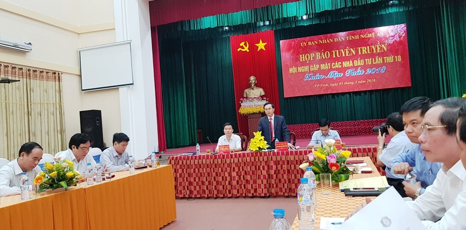 “Không đánh đổi môi trường lấy phát triển kinh tế...” - 1 Sáng 5/3 - UBND tỉnh Nghệ An họp báo chuẩn bị cho Hội nghị gặp mặt các nhà đầu tư lần thứ 10.