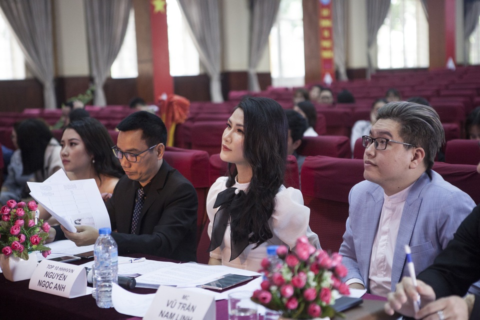 Top 10 Hoa hậu Hoàn vũ Ngọc Anh nổi bật trên ghế giám khảo - 4 Ngọc Anh nổi bật giữa giàn giám khảo.