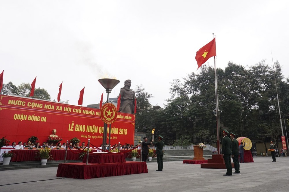 
Sáng 5/3, thành phố Hà Nội đã đồng loạt tổ chức lễ giao nhận quân theo Luật nghĩa vụ quân sự. Hơn 3.000 thanh niên Thủ đô đã chính thức lên đường nhập ngũ, thực hiện nghĩa vụ thiêng liêng với Tổ quốc. Lễ giao nhận quân quận Đống Đa diễn ra trang trọng dưới chân tượng đài người anh hùng dân tộc Quang Trung - Nguyễn Huệ. Tổng số giao, nhận quân đợt này của quận Đống Đa có 99 công dân, trong đó 90 công dân thuộc Quân đội, còn lại thuộc Công an. Trong ảnh là lễ thắp lửa truyền thống.
