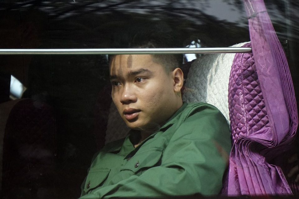 Một tân binh mắt đỏ hoe khi phải xa gia đình.