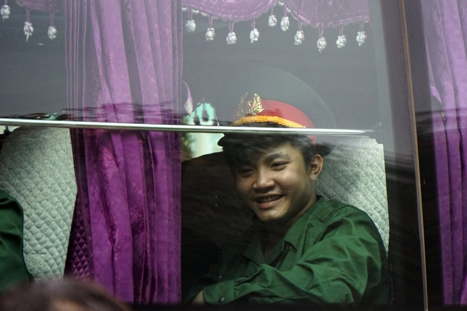 Tân binh rạng rỡ chào người thân lên đường nhập ngũ - 10